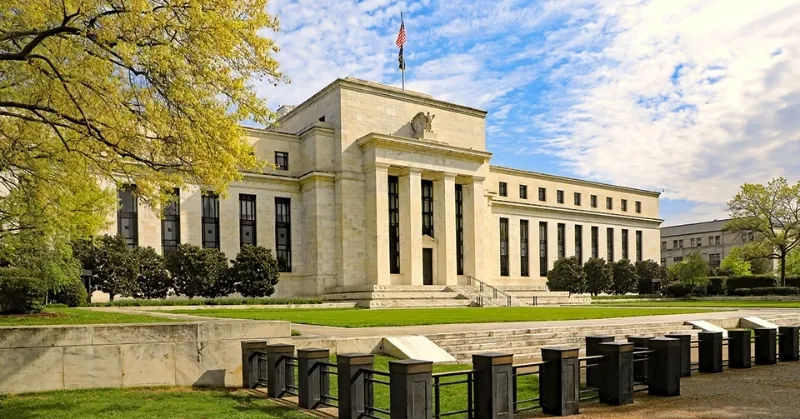 IMF dự b&aacute;o: Fed c&oacute; thể chỉ giảm l&atilde;i suất 1 lần trong năm 2026
